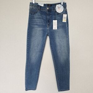 NWT Curve Appeal High Rise Minimalist Jeggings 14/32 Mid Wash